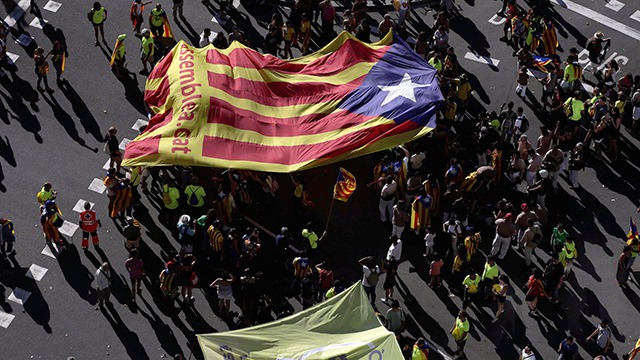 Manifestantes en la Diada despliegan una bandera catalana independentista en 2017. /Efe