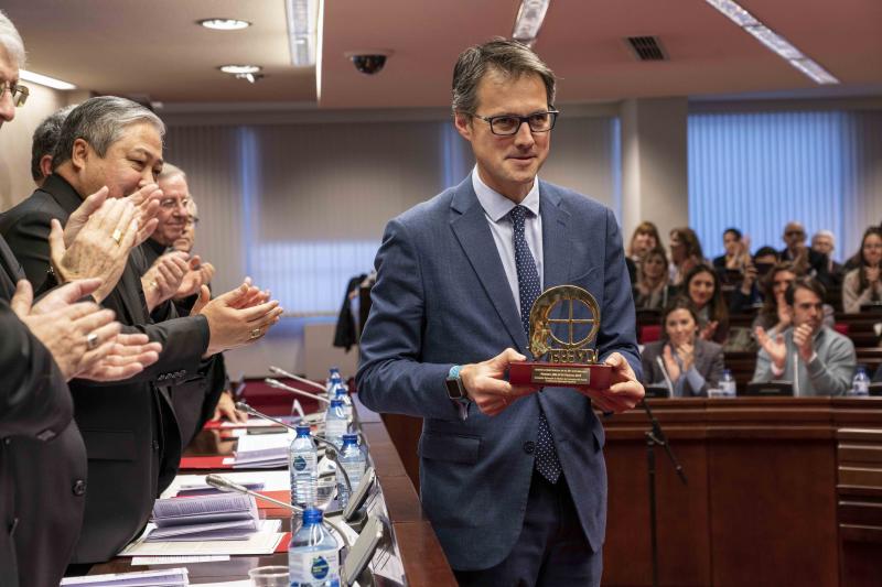 El presidente de Servimedia, Fernando Riao, con el Premio Bravo! | Foto:Jorge Villa/Servimedia