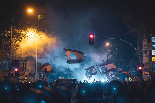 Banderas de Espaa con el escudo nacional recortado. Foto: Twitter @jandcalderon985