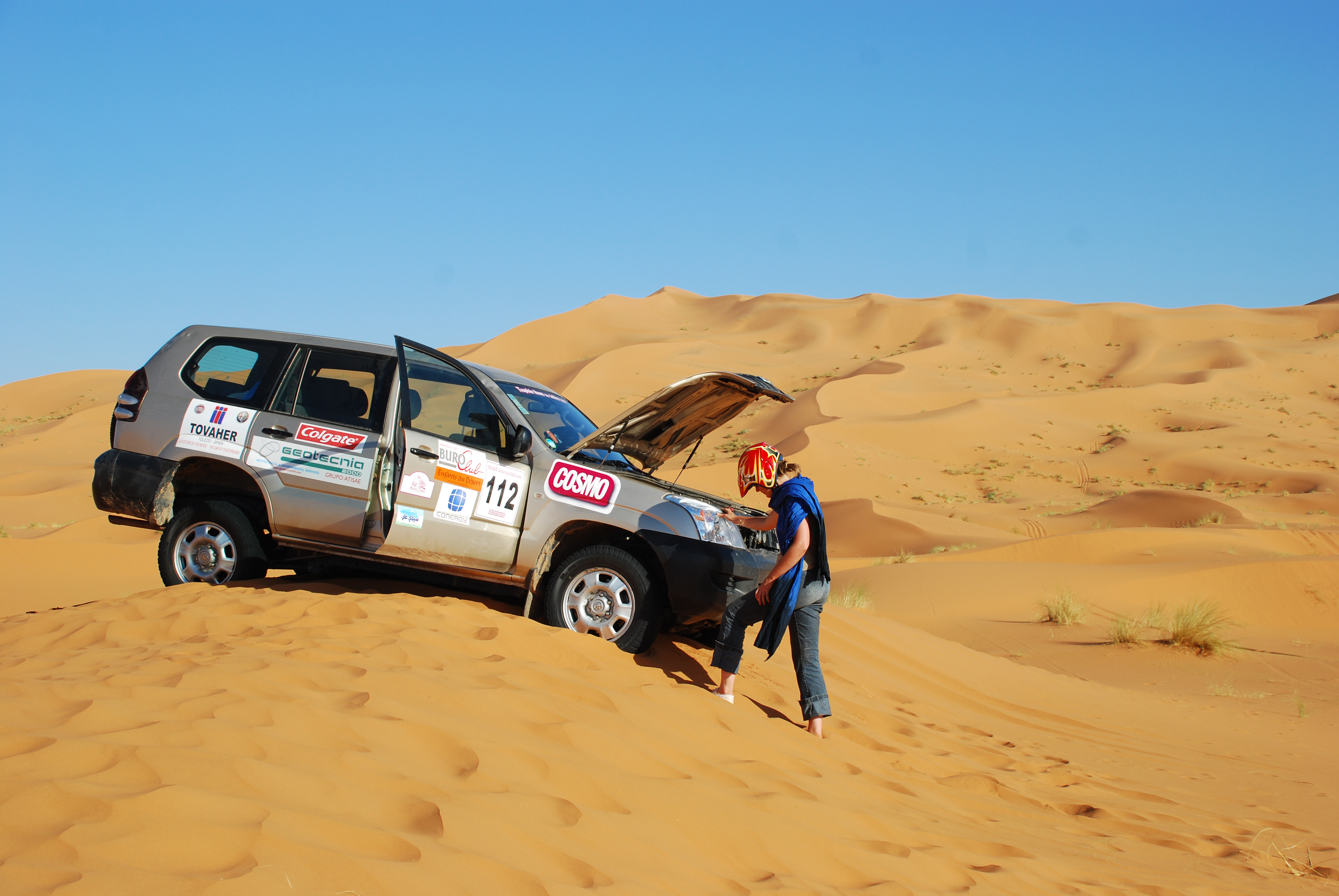 Alejandra repara su coche durante el rally de 2009 en Marruecos.