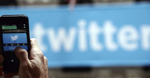 Un usuario saca una foto al logo de Twitter | EFE