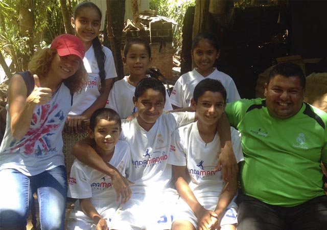 Susana junto a un grupo de alumnos de la fundacin en El Salvador