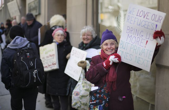 Ciudadanas canadienses reciben a un grupo de refugiados. | Efe / Richard Lautens