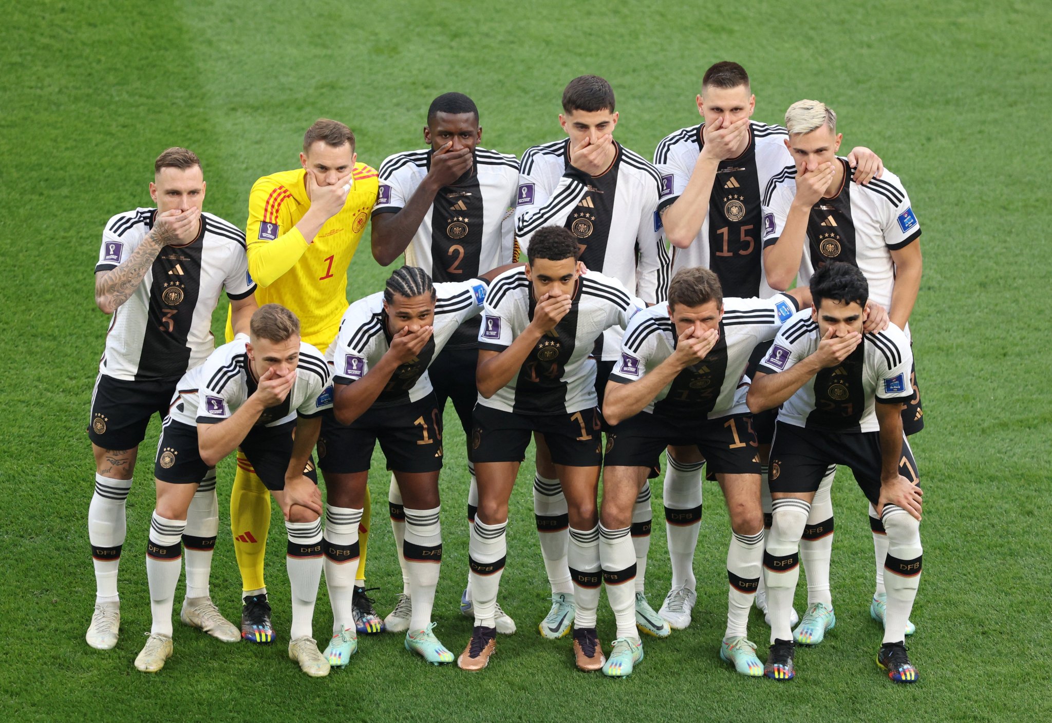 La seleccin alemana protestando antes del juego. Foto: @IgualdadLGBT