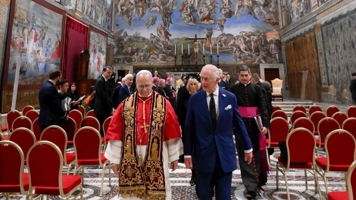 Papa Len XIV con el Rey Carlos III de Inglaterra.  Fuente: eldinamico.cl